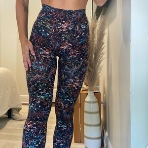 PATTERNED LULULEMON LEGGINGS💥